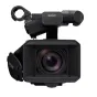 Sony PXW-Z300 profesionali vaizdo kamera su dideliu priekinio objektyvo, šoniniu akumuliatoriaus laikikliu su SONY logotipu, viršutiniu vaizduokliu ir montavimo laikikliu, visi juodi.
