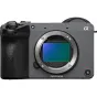 Sony FX2 pilno kadro kino kameros korpusas, rodomas priekinis vaizdas su E‑mount, atidengtas 33 MP jutiklis, Full‑Frame žymėjimas, REC mygtukas ir α logotipas, juodas rankena ir viršutinė reguliavimo rankenėlė.