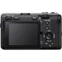 Apsukta Sony FX3A Pilno kadro Cinema Line kameros, su dideliu LCD ekranu, MODE ir MENU mygtukais, fokuso didinimo disku ir tekstūru rankena profesionaliam filmavimui.