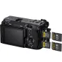 Sony FX3A pilno kadro kino kamera galinis vaizdas su atidarytu dvigubu medijos skyriumi, kuriame yra dvi CFexpress/SD kortelės ir dvi papildomos SD kortelės šalia.