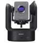 Sony FR7 Kino Linija 4K pilno kadro PTZ kamera, sumontuota ant juodo trikojčio, su sidabriniu objektyvo tvirtinimu ir matomu purpuriniu jutikliu, su pažymėtais mygtukais 'POWER' ir 'NETWORK'.