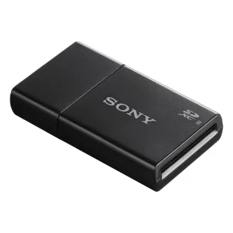 Sony MRW‑S1 UHS‑II SD kortų skaitytuvas su USB 3.1 Gen 1 Type‑A jungtimi, juodas matinio paviršiaus korpusas, priekinis vaizdas su Sony logotipu ir SDXC II ženklu Sony MRW‑S1 UHS‑II SD kortų skaitytuvas su USB 3.1 Gen 1 Type‑A jungtimi, juodas matinio paviršiaus korpusas, priekinis vaizdas su Sony logotipu ir SDXC II ženklu