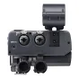 Apskritas Tascam XLR mikrofono adapterio, kuriame yra INPUT 1 ir INPUT 2 XLR jungtys su mygtukais, INPUT 3 3,5 mm lizdas, šaltas montavimas ir kabelių prievadai, skirtas be veidrodinėms kameroms.