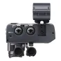 Apsukta pusė Tascam CA‑XLR2D dvikanalio XLR mikrofono adapterio Canon be veidrodžių kameroms, rodant Input 1 ir Input 2 XLR jungtis su mygtukais, Input 3 3,5 mm jungtį, nuimamus dangtelius ir šaltąjį batų tvirtinimą.