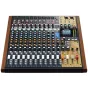 Tascam Model 16 14‑kanalų analoginis mikseris su medinėmis šoninėmis plokštėmis, juodu priekiu, 14 įėjimo kanalų, baltais faderiais, spalvotais sukamojo valdymo mygtukais, integruotu LCD ekranu, Bluetooth ir USB jungtimis, kompa