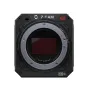 Priekinis vaizdas Z CAM Z-CAM E2-S6G Super 35mm 6K kino kameros su globaliniu užrakto jutikliu, sidabriniu objektyvo tvirtinimu ir užrakto/atrakto svirtimi.