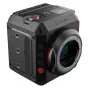 Z CAM E2 4K kino kamera su dideliu objektyvo tvirtinimu, raudona maitinimo mygtuku ir valdymo panele, pasukta, kad būtų matoma priekinė ir šoninė dalis, su ekranu, rodančiu nustatymus.