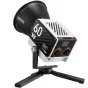 Zhiyun Molus G60 60 W COB šviesa su mini reflektoriumi, sumontuota ant kompaktiško trikojo, matomi priekiniai valdymo mygtukai, LCD ekranas ir ventiliacijos angos, tinkama portatyviam studijos apšvietimui.