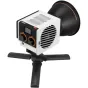 Zhiyun Molus G60 Combo 60 W COB šviesvalgis su DynaVort aušinimu, Bluetooth valdymu ir ZY Mount, sumontuotas ant stativo su kupolo difuzoriumi.