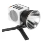Zhiyun Molus G60 Combo kompakti 60 W COB LED šviesa su DynaVort aušinimu ir ZY Mount sistema, sumontuota ant juodo trijų kojų mini stovo, su ventiliacijos angomis ir oranžiniu maitinimo mygtuku.