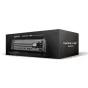 Zoom LiveTrak L-20R skaitmeninis mikseris ir rodomas ant juodos prekybos pakuotės, kurioje pateikiamas aiškus vaizdas 20-kanalio rack-mount mikserio su LCD ekranu ir valdymo elementais. Šoninėje panelėje matomas produkto pavadin