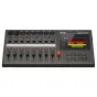 Artimas vaizdas Zoom R20 Multitrack Recorder priekinės panelės, kurioje yra 16 XLR/TRS įėjimų, 16 garsumo reguliatorių su spalvotais žymenimis, 16 takelių faderiai, raudonas pagrindinis faderis ir 4,3" LCD jutiklinis ekranas, ro