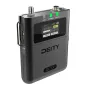 Deity THEOS DLTX fantominės galios bodypack siųstuvas, matomas iš priekio su dviem SMA antenomis, įjungti žali POWER ir AUDIO LED indikatoriai, LCD ekranas rodo 580.0 dažnį, +18 dB stiprinimą ir MIC-48V, elegantiškas juodas korp