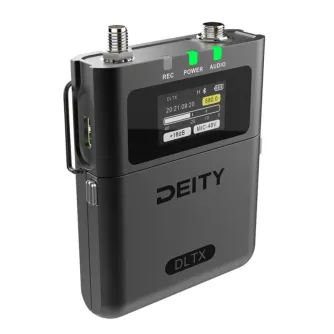 Deity THEOS DLTX fantominės galios bodypack siųstuvas, matomas iš priekio su dviem SMA antenomis, įjungti žali POWER ir AUDIO LED indikatoriai, LCD ekranas rodo 580.0 dažnį, +18 dB stiprinimą ir MIC-48V, elegantiškas juodas korp