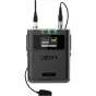 Deity DLTX fantominių įtiekimo bodypack siųstuvas su dviem SMA antenomis, LCD ekranu, rodančiu laiką, baterijos būseną ir garso lygius, ir lavalier mikrofonu, prijungtu per kabelį