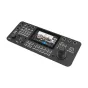 Atomos A-Eye Controller PRO - Ergonominis PTZ kontroleris su 7 colių HD jutikliniu ekranu, rodančiu tiesioginį kameros vaizdą su žmonių grupe kambaryje, su valdymo mygtukais, rankenėlėmis ir džojstiku.
