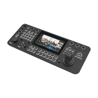 Atomos A-Eye Controller PRO - Ergonominis PTZ kontroleris su 7 colių HD jutikliniu ekranu, rodančiu tiesioginį kameros vaizdą su žmonių grupe kambaryje, su valdymo mygtukais, rankenėlėmis ir džojstiku. Atomos A-Eye Controller PRO - Ergonominis PTZ kontroleris su 7 colių HD jutikliniu ekranu, rodančiu tiesioginį kameros vaizdą su žmonių grupe kambaryje, su valdymo mygtukais, rankenėlėmis ir džojstiku.