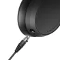 Artimas planas Sennheiser HD 480 PRO studijinių ausinių ausinės dalies su atjungiamu metaliniu kabeliu, matoma juoda odinė ausinė ir modelio pavadinimas.