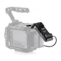 Tilta sulankstoma V‑Mount akumuliatoriaus plokštė Blackmagic PYXIS 6K/12K, sumontuota šone su 14,8 V P-Tap ir USB-C prievadais, kabelis prijungtas prie kino kameros.