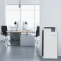 BONECO P710 su skaitmeniniu ekranu, rodančiu 254, šalia medinio stalo ir juodų ergonomiškų kėdžių moderniame biure, pabrėžiant tylų veikimą didelėse patalpose.
