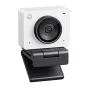 OBSBOT Meet 2 Combo Cloud White 4K AI kamera su dideliu objektyvu, gestų valdymu, dviem triukšmo slopinimo mikrofonais ir privatumo dangteliu, pritvirtinta prie juodo klipų stovo.