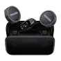 Insta360 Mic Pro Graphite Black bevielio lavalier mikrofono komplektas su dviem siųstuvais ir vienu imtuvu atviroje įkrovimo dėžutėje, su E‑ink ekranu ir iki 30 valandų baterijos veikimo laiku.