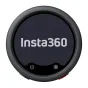 Insta360 Mic Pro Transmitter Graphite Black – apvalus bevielis lavalier mikrofono siųstuvas su pritaikomuoju E‑ink ekranu, maitinimo ir įrašymo mygtukais, raudonuoju šoniniu mygtuku, parodytas iš priekio ant balto fono.