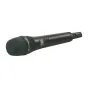 Sennheiser SKM AVX-835-3 rankinis bevielis dinaminis mikrofonas su kardiode, kompaktišku juodu korpusu, LCD ekranu, žaliu maitinimo LED ir XLR išvestimi aiškiai garso triukšmingoje aplinkoje.