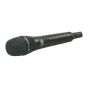 Sennheiser SKM AVX-835S-3 rankinis bevielis mikrofono siųstuvas su kardioidiniu modeliu, juodas metalinis korpusas, tinklinis groteles, LCD ekranas, maitinimo mygtukas su žaliu LED ir XLR išvestis ant balto fono.