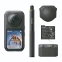 Insta360 X6 Essentials Bundle su 8K vaizdo įrašu, dviguba objektyvo kamera, selfie lazda, akumuliatorius ir objektyvo apsauga, rodanti snieguotą sceną su dviem žmonėmis.