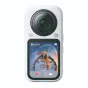 Insta360 X6 Arctic White 360° kamera su dideliu juodu objektyvu, rodanti sniego sceną su dviem žmonėmis žiemos drabužiais skaidriame burbule, su sąsaja, rodančia '8K 50' ir įrašymo valdymo elementus.