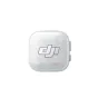DJI MIC MINI 2S siųstuvas iš priekio, kompaktiška kvadratinė įranga su DJI logotipu, MINI 2S ženklu, dviem apvaliais mikrofonų elementais ir mygtukais, balta blizgi apdaila.