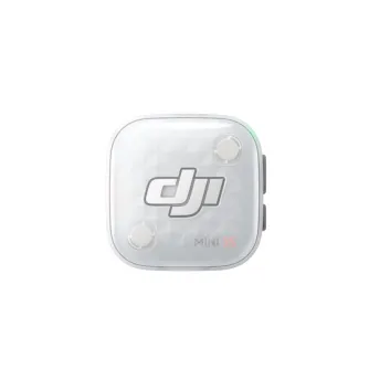DJI MIC MINI 2S siųstuvas iš priekio, kompaktiška kvadratinė įranga su DJI logotipu, MINI 2S ženklu, dviem apvaliais mikrofonų elementais ir mygtukais, balta blizgi apdaila.