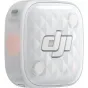 Baltasis DJI MIC MINI 2S transmiter priešinis vaizdas su DJI logotipu, MINI 2S ženklu, dviem apvaliais komponentais ir šoniniu rožiniu mygtuku, kompaktiškas bevielis lavalier mikrofonas.