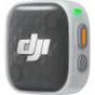 DJI Mic Mini 2S bevielis lavalier mikrofonas-transmiteris baltame korpuse, priekinis vaizdas su žaliu LED indikatoriumi, oranžine maitinimo mygtuku ir pilku šoniniu mygtuku, skaidriame panelei matomas DJI logotipas ir MINI 2S te