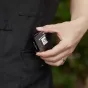 Rankoje laikomas juodas Godox XR TTL Trigger Receiver su sidabriniu priekinio skydeliu, prijungtas prie kameros per kabelį. 0,96 colio TFT ekrane rodomi nustatymai priešais neryškų žalią foną.