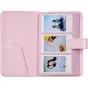 Rožinis Fujifilm Instax Mini 13 fotografijų albumas su trim Instax fotografijomis, magnetiniu uždarymu ir kortelių slotu.