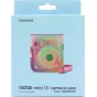 iridescentinis Fujifilm Instax Mini 13 kameros dėklas su rožiniu dirželiu ant šviesiai mėlynos pakuotės