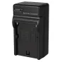 Falcon Eyes Battery Charger SP-CHG II NP-F akumuliatoriams, kompaktiškas su USB‑C prievadu, įkrovimo indikatoriaus mygtuku ir akumuliatoriaus įdėjimo angą.