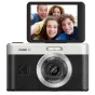 Kodak PixPro C1 kompakti kamera su juodu tekstūru korpusu, sidabriniu viršumi, iškeltu 2,8 colių LCD ekranu, rodančiu šeimos selfie, 13 MP BSI CMOS jutiklis, 3,75 mm f/2,0 objektyvas