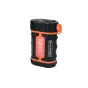 Celestron PowerTank Lithium Pro nešiojamas akumuliatorius su juodu cilindriniu korpusu, oranžiniais akcentais, įjungta raudona ir balta LED panelė priekyje, 12 V DC ir USB jungtys, kompaktiškas astronomijai ir kempingui