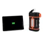 Celestron Powertank Lithium Pro nešiojamas akumuliatorius, kraunantis planšetinį kompiuterį, su 12 V DC, USB prievadais, LED šviesos paneliu ir oranžiniais akcentais