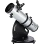 Celestron StarSense Explorer 150mm Dobsonian teleskopas su smartfonų docku, sidabriniu optiniu vamzdžiu, juodu stalo pagrindu ir įtrauktais priedais priešais švarų baltą foną.