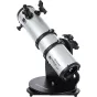 Celestron StarSense Explorer 150mm Dobsonian teleskopas su sidabriniu optiniu vamzdžiu, juoda altazimutinė baze, integruotu išmaniojo telefono dokais ir priedais, pateikiamas baltame fone.