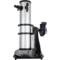 Celestron StarSense Explorer 150 mm Dobsonian teleskopas su sidabriniu vamzdžiu, juodu stalo pagrindu, išmaniojo telefono dokais, rodančiu StarSense programėlę, ir įtrauktais 25 mm ir 10 mm okuliarais, raudonųjų taškų ieškikliu 