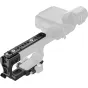 SmallRig 6781 papildymo montavimo plokštė Sony XLR‑H2B, juodas metalinis laikiklis su 1/4"-20 ir 3/8"-16 sriegiais, pritvirtintas prie baltos ergonomiškos rankenos, su XLR‑H2B garso moduliu fone