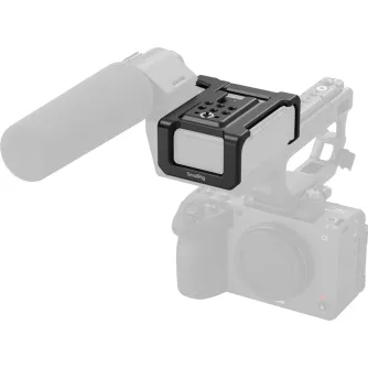 SmallRig 6925 įkrovimo plokštė Sony XLR‑H2B/H1, juodas metalinis laikiklis, kuris tvirtina XLR mikrofonus prie kameros, prijungtas su virzitu mikrofonu ir vėjo apsauga.