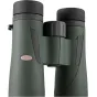 Kowa BD III 42-8 XD binoskopas, žalias gumos korpusas su juodais akinių kraštais ir centriniu fokusavimo ratuku, raudonas Kowa logotipas, 8x didinimas, 42 mm objektyvai, idealiai tinka paukščių stebėjimui ir laukinei gamtai.