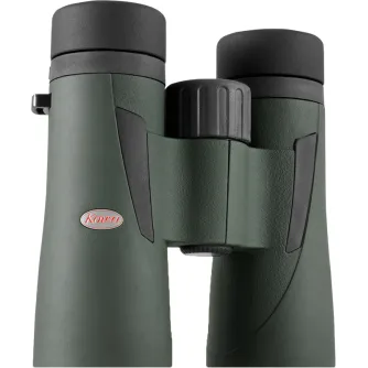 Kowa BD III 42-8 XD binoskopas, žalias gumos korpusas su juodais akinių kraštais ir centriniu fokusavimo ratuku, raudonas Kowa logotipas, 8x didinimas, 42 mm objektyvai, idealiai tinka paukščių stebėjimui ir laukinei gamtai.