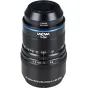 Laowa 45mm f/2.8 1‑5X Ultra Macro APO objektyvas Nikon F, su mėlynu akcentiniu žiedu, zoom žiedu su žymėmis nuo 1‑5X, fokusavimo žiedu su diafragmos vertėmis ir raudonu lygiavimo tašku, viskas ant paprasto balto fono.